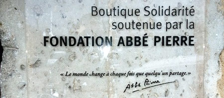 boutique-solidarite-soutenue-fondation-abbe-pierre-plaque